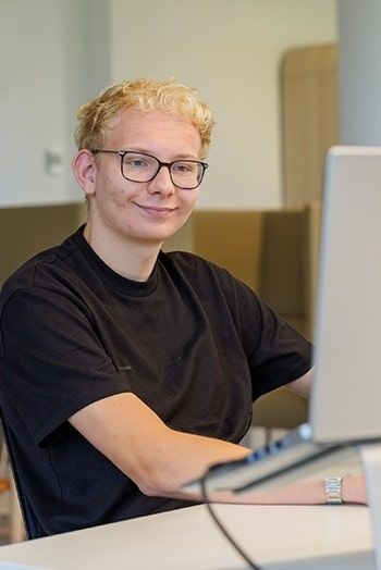 Ontwikkelaar werkt aan PIM-dashboard in rustige werkruimte